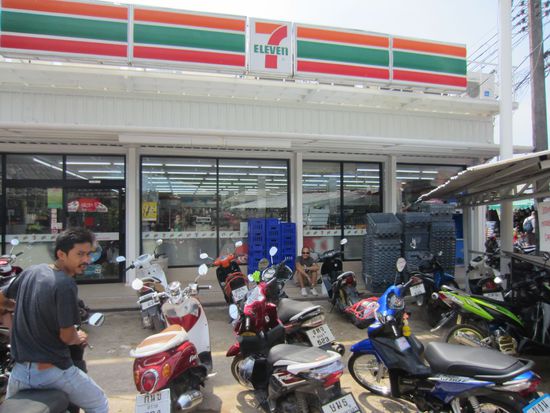 7 Eleven! Gibt es hier an jeder Ecke und immer gut für einen kurzen Zwischenstop, da gut klimatisiert!