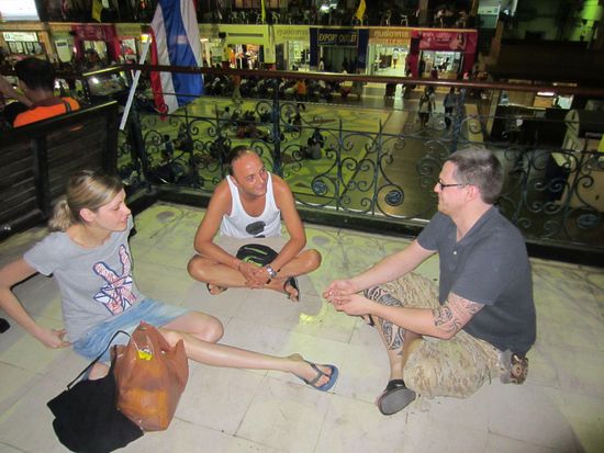 Warten auf den Bus nach Chiang Mai