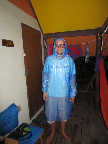 Jens mit Regencape und Nachtfahrbrille 