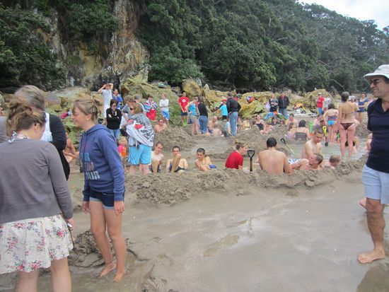 Hot Water Beach
Hier kann man sich bei Ebbe ein Loch im Sand buddeln und ein heißes Bad nehmen. Herrlich!