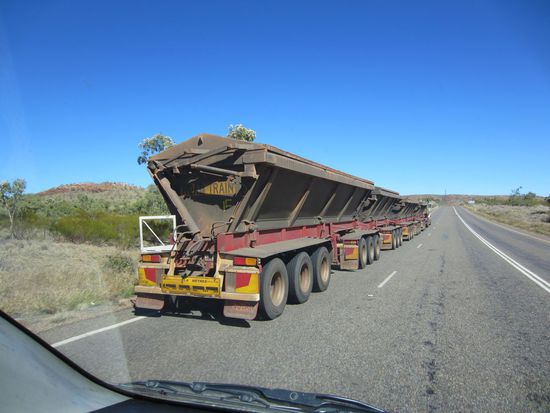 Roadtrain, teilweise über 50 Meter lang!