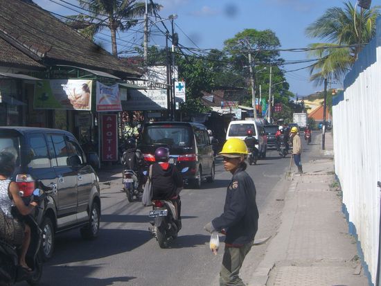 Straße vor´m Hotel in Seminyak