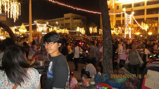 Der König hat Geburtstag! Gefühlte 3 Millionen Thais auf der Straße...