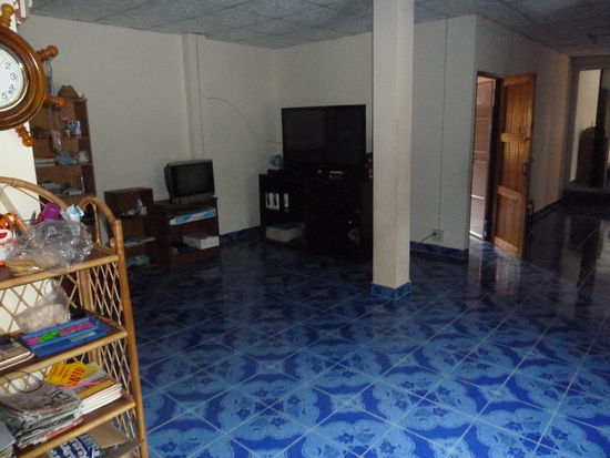 das Wohnzimmer im Haus von Kratai's Familie