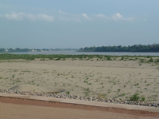 ein ausblick auf den mekong im hintergrund