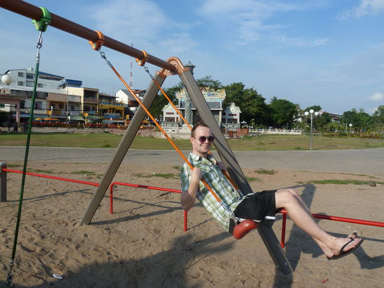 Freizeitaktivitaeten am Flussufer