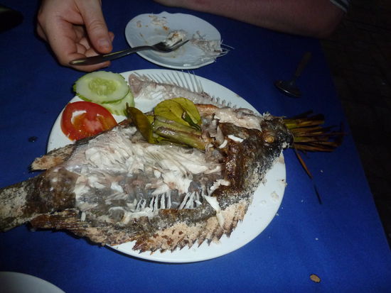 mega leckerer Fisch an nem Strassenstand, gefuellt mit Lemongras