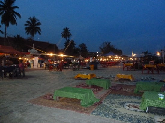 ein netter Markt am Abend, hier ein Bild von der "Essensszone", in der wir den Fisch kauften