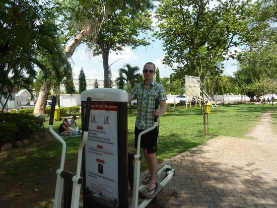 vor der Abfahrt nach Vang Vieng noch etwas körperlich betätigt 
in der Grünanlage gab es diverse Fitnessgeräte zur kostenlosen Nutzung