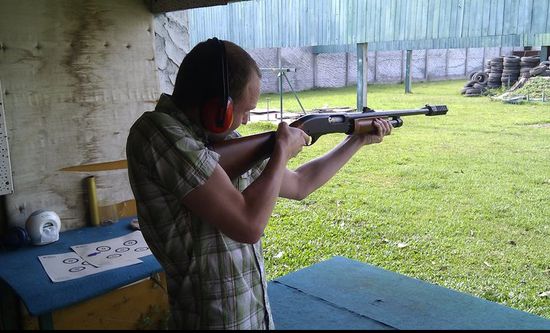 auf der Schiessanlage in Vientiane: eine Kugel einer AK47 oder Shotgun kostet immerhin 2 E, also entschied ich mich lieber nur 5mal mit der Shotgun zu schiessen, da man mit einem Magazin des Maschinengewehrs ordentlich Geld verballern kann