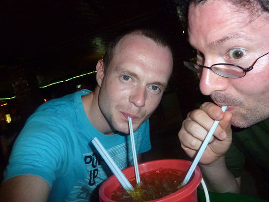 am späteren Abend waren wir noch in einem Pub eines Iren, der sich in Vang Vieng niedergelassen hat. Dort tranken wir einen Eimer mit Alkohol, wie es ihn oft in Asien und sehr oft in Vang Vieng zu finden gibt