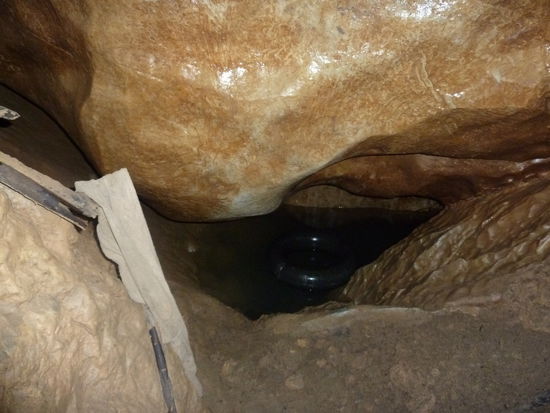 hier soll man angeblich toll baden können, wenn man dem Hinweisschild zur Höhle glauben schenkt, zu dem Badeloch kommt man allerdings nur gekrochen und spassig ist es da drin sicherlich auch nicht 