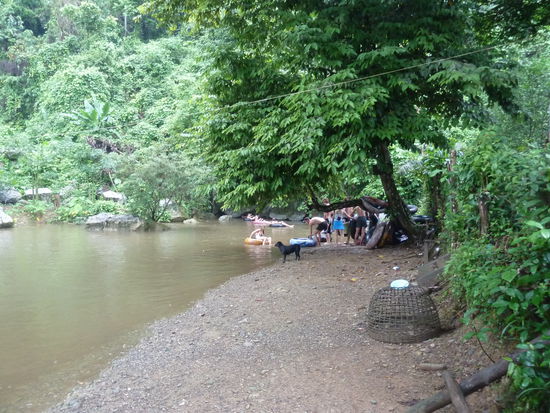 eine Gruppe vor uns beim Eintritt in die Wasserhöhle
