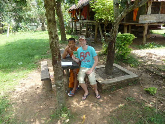 in einem Tempel lernte ein Mönch gerade Englisch und hat sich mit uns unterhalten, um seine Kenntnisse zu verbessern.