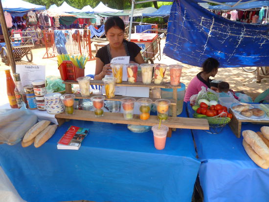 typischer Strassenstand in Luang Prabang mit leckeren Fruchtshakes und Sandwiches