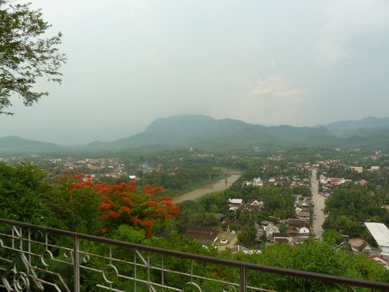 zurueck in Luang Prabang konnte man von einem Berg aus die Stadt fotografieren