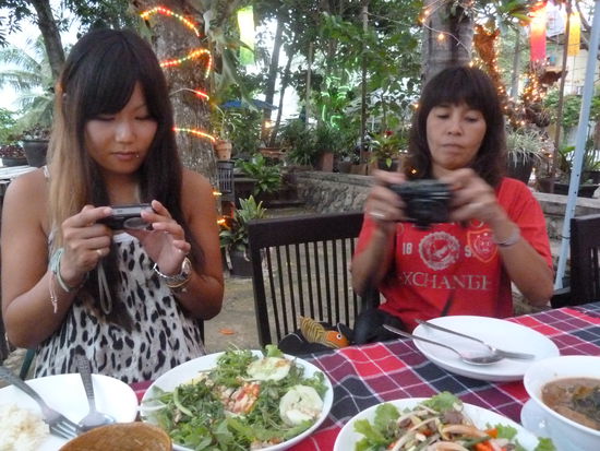 gegen Abend war ich dann noch mit meinen 2 Homies vom Wasserfall essen, da die beiden Zuhause anscheinend nicht soviel zu Essen bekommen, haben sie ihres in Laos erstmal fotografiert