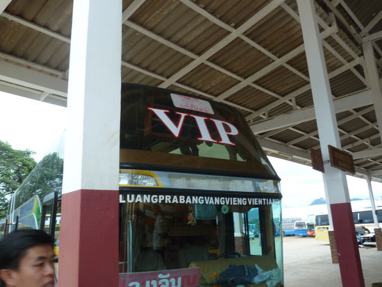 standesgemäss reisten wir natuerlich mit einem VIP bus nach vientiane, allerdings hatte das Ding weder ein WC oder sonstige VIP Ausstattung 