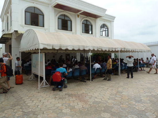 der Warteplatz vor den Visaschaltern