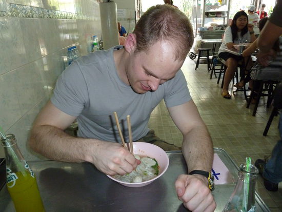 Daniel beim Essen, sogar mit Stäbchen!