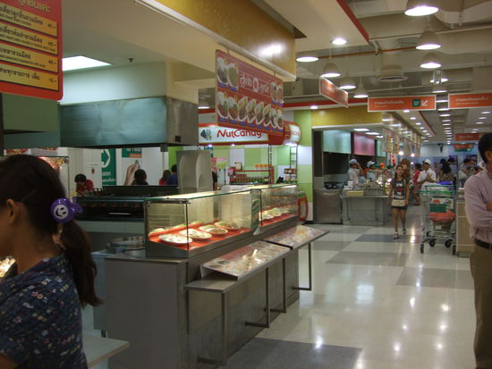 im grossen Tesco Supermarkt gibt es eine ganze Etage mit diversem Essen, hier gehe ich taeglich essen