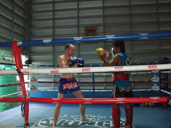 ja, ich habe leider ordentlich abgenommen in Thailand
einerseits ist das Essen hier eher "gesund" und ohne Krafttraining hab ich noch meine paar Gramm Muskeln verloren, so dass ich insgesamt mit fast 8 kg weniger dastehe