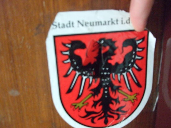 auf der Eingangstuer zu unserer Bude klebte dieser Aufkleber, die Welt ist so klein!