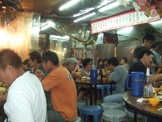 wir speisten in einem einfachen chinesischen Restaurant, mit Tueren aus Plastikvorhängen, wie in einer Metzgerei. Jason meinte, hier wuerden ueberwiegend arme Leute essen, doch immerhin kostete ein Gericht trotztdem 4 E, in Thailand vergleichbares Essen teilweise unter einem Euro. Hong Kong ist ein teures Pflaster.
Deshalb tummeln sich dort auch praktisch keine Backpacker, jedenfalls haben wir keine gesehen.