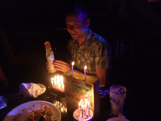 Geburtstag hatte ich auch noch an dem Abend, um Mitternacht überraschten mich Linda und Caro mit Kerzen, Kuchen und Geschenken!