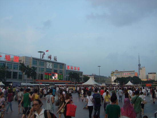 der Bahnhofsvorplatz