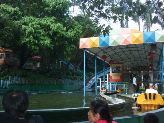 eine "wilde" Wasserbahn im Park, dauerte etwa 1 Minute, dafuer wurden wir am Ende ziemlich bloed angeguckt von den Chinesen, die dort rumstanden
allgemein wurde uns sehr viel Beachtung geschenkt, es laufen in Guangzhou sehr wenig Auslaender rum und schon garnicht rothaarige wie Linda