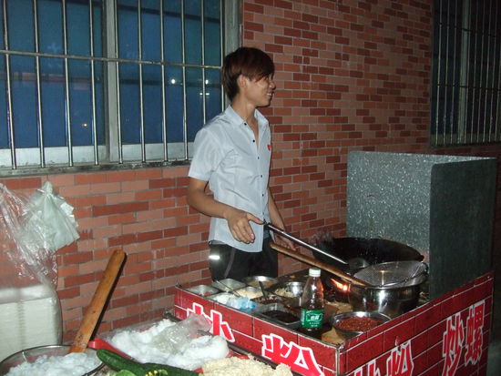 endlich mal guenstiges und gutes Essen an einer Strassenkueche
1,20 E fuer 2 Portionen Nudeln