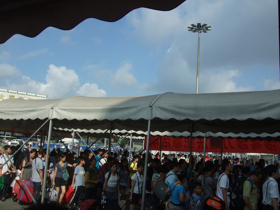 anstehen vor dem Bahnhofseingang