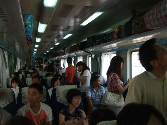 die Fahrt nach Jingdezhen, die Leute in der Mitte haben ein Stehplatzticket