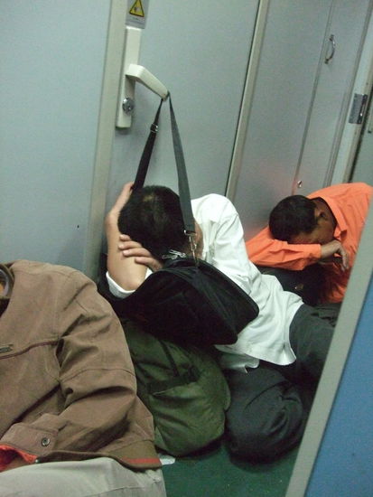 clevere Schlaftechnik, vermutlich ein chinesischer Ingenieur