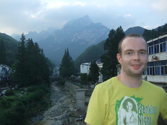 im Hintergrund der Berg