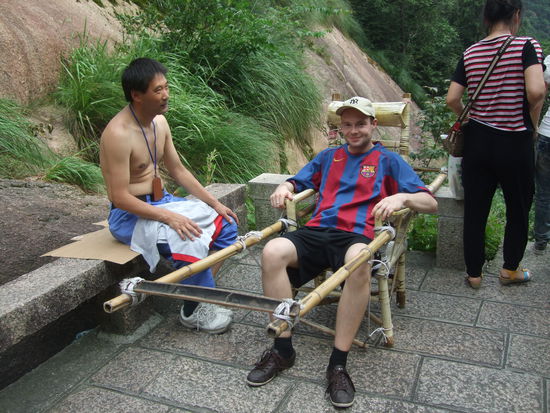 man(n) kann sich auf dem Berg auch tragen lassen, aber hier posiere ich nur fuers Foto und habe das natuerlich nicht gemacht