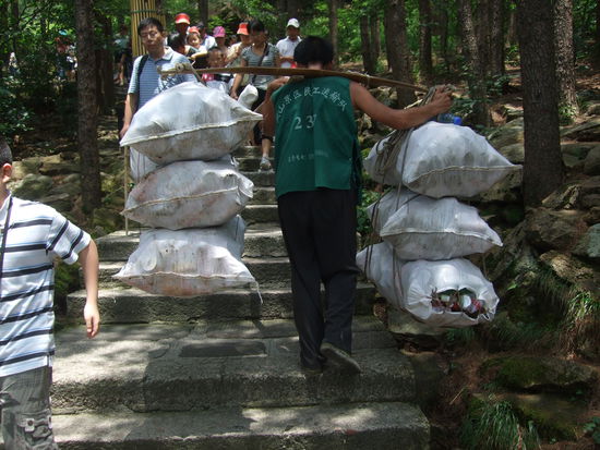 diese Arbeiten versorgen die einzelnen Hotels, Restaurants etc. mit Nachschub