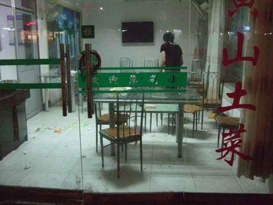 so sieht es rund um den Essenstisch aus, wenn Chinesen gegessen haben, Knochen, Essensreste etc. werden nicht auf den Teller oder Tisch gelegt, sondern einfach auf den Boden geworfen, das erinnert an die Tiere mit den Steckdosennasen