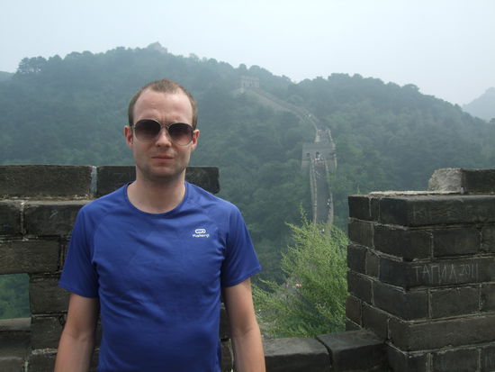 die Mauer und ein freundlich guckender Peter