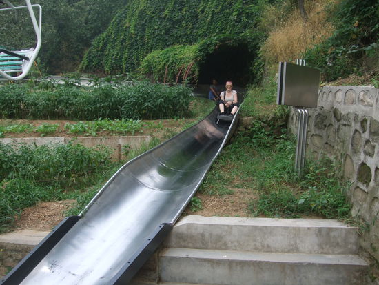 Linda am Ende der Sommerrodelbahn und damit auch das Ende der Bilderserie Peking