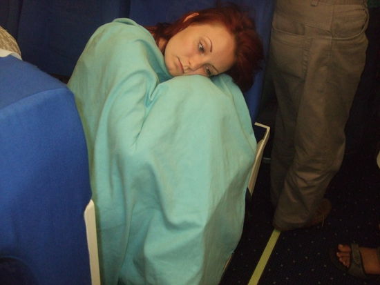 Linda wartet freudestrahlend im Flugzeug