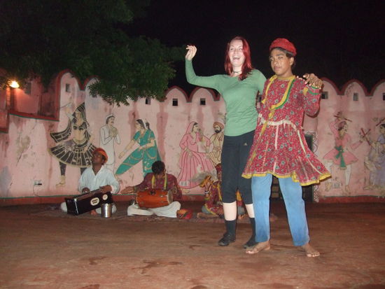 natuerlich konnte Linda nicht widerstehen, mit einem der Taenzer zu flirten 