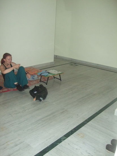 Eingangsbereich eines Couchsurfers, Linda sitzt auf einem "Bett"