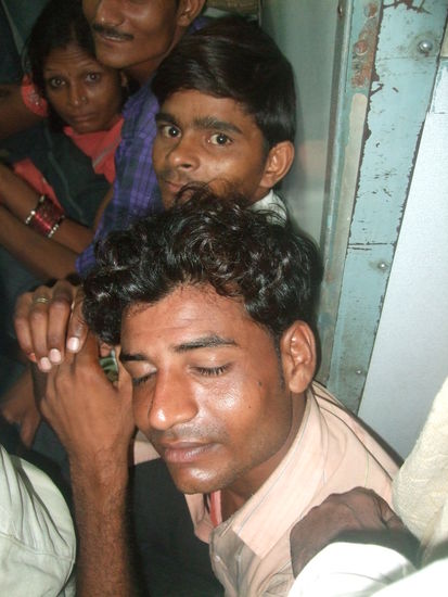 Platzmangel im Zug, 2. Klasse
das Frau und der Mann sitzen auf der Toilette