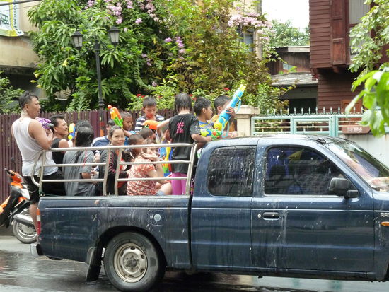 viele dieser Pick-Ups waren unterwegs, die Ladefläche voll mit "Kämpfern" und mehreren Wasserbehältern