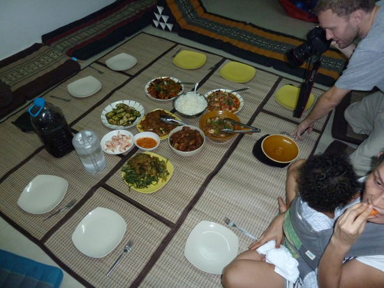 während des Sonkran wurde auch 2mal lecker gekocht, hier ein Bild vom thailändischen Essen der Gastgeberin Bee, das Cashew-Chicken war der Knaller, doch wegen meinem Magen hielt ich mich an Reis und probierte nur etwas von allem
