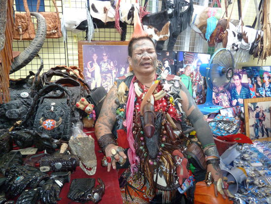 eine Mischung aus Thai, Indianer, Punk und was euch sonst noch so einfällt. besonders schön seine Holzpeniskette um den Hals 