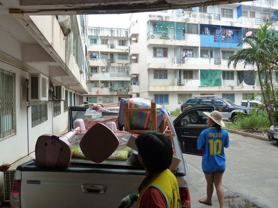 so sah der pick-up von kratai dann mit dem Inventar der Schwester aus
der Mann im Vordergrund ist einer von 2 Umzugshelfern, die für 1 h helfen etwa 3 E bekommen haben
der Weltstar Messi war sich auch nicht zu Schade, mit anzupacken 