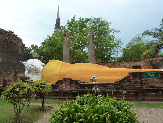 der liegende Buddha, ein Wahrzeichen von Ayutthaya